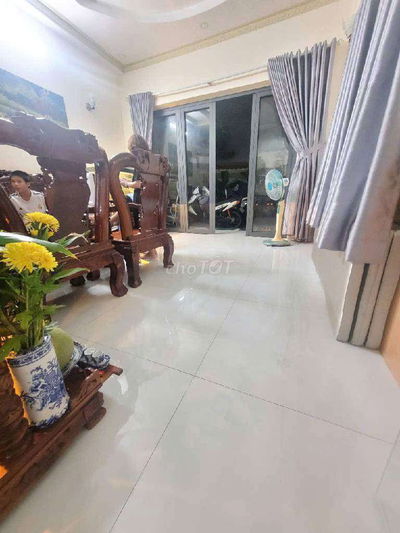 NHÀ ĐẸP 2 TẦNG SÀN BTCT - NGANG LỚN GẦN 6M CÁCH 1 CĂN RA HẺM XE HƠI