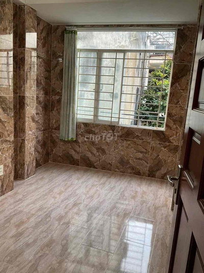 Pass phòng ngay khu ẩm thực Phan Xích Long - Vạn. Kiếp