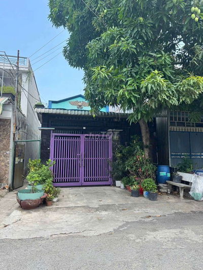 NHÀ MẶT TIỀN ĐƯỜNG GẦN CHỢ VÀ TRƯỜNG HỌC ẤP 5 GẦN ỦY BAN XÃ B