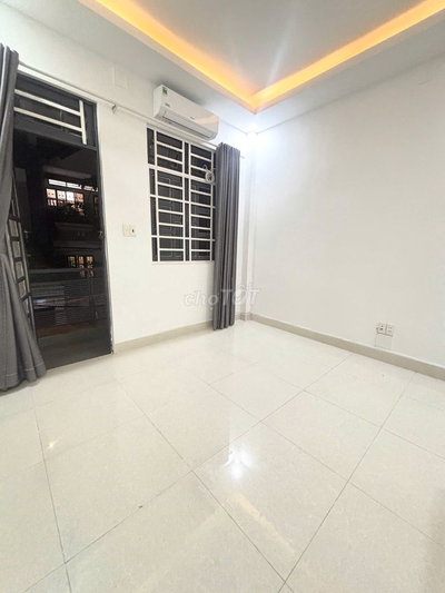 Phòng balcon gần Hàng Xanh