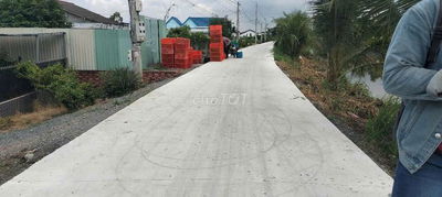Đất cách ủy ban trường học 700m