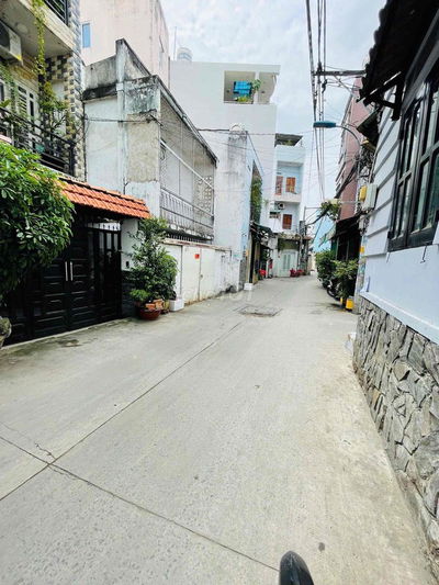1 XUYỆT DT SỔ 32,5 M2 NHỈNH 3 TỶ NHÀ CÓ SÂN RỘNG MÊNH MÔNG NHƯ Ở QUÊ