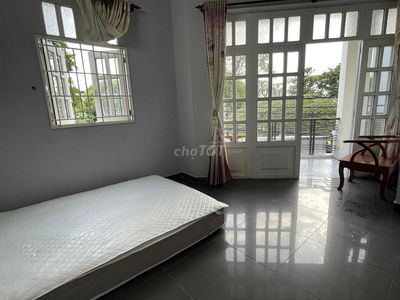 Phòng Ban Công Lớn, Đối Diện Công Viên