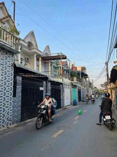 Bán nhà sổ riêng có lầu Tân Đông Hiệp dĩ an sân xe hơi đường nhựa