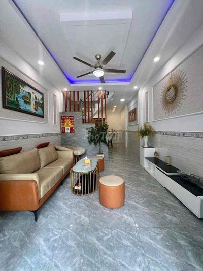 Nhà 2 lầu ngay ngã 4 ga giáp gò vấp giá 8tr sẵn máy lạnh