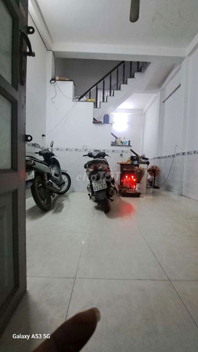Nhà thuê hẻm 6 m thông đúc lầu 2 phòng ngủ 1 phòng thờ 2WC