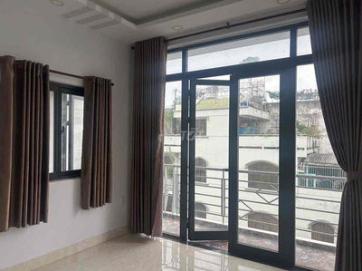 PHÒNG VIP LẦU 3 GIÁ RẺ CÓ BAN CÔNG RỘNG