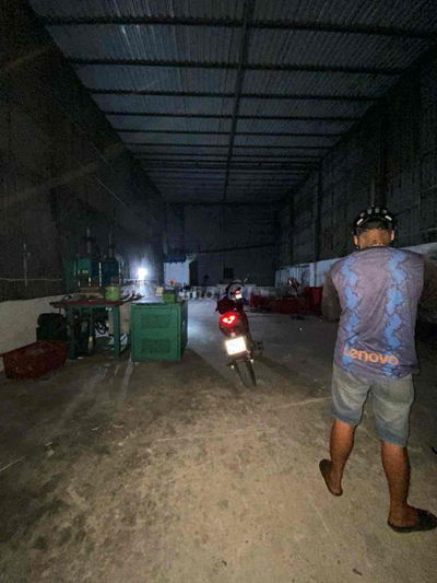 Cho thuê kho 9tr/th Dt:8x25( có điện 3fa , trần kho cao )  Hẻm 6m thô