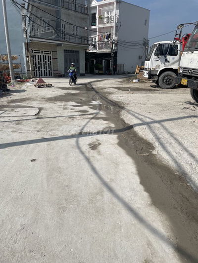 Nhà phố trệt 2 lầu. Có 4pn 3wc. Sổ hồng chính chủ. Nhận nhà ở ngay.