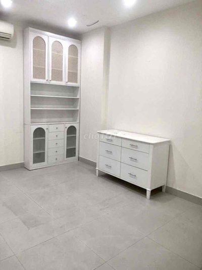 Phòng Trống Hoa Lan/ Phú Nhuận