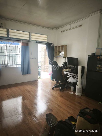 Phòng ban công máy lạnh gần hàng xanh, đại học hutech