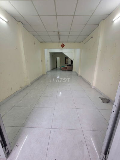 4x18m, 2 tầng, 2PN, 2WC. Nhà mặt tiền 152 Lạc Long Quân, P3, Quận 11