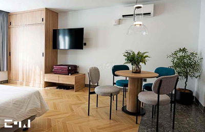 CHO THUÊ CĂN HỘ BAN CÔNG FULL NỘI THẤT CAO CẤP CÓ SÂN VƯỜN 50M2 QUẬN 1