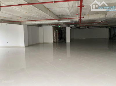 Cho thuê mặt bằng riêng biệt gần 700m2, MT 25m tại Hoàng Cầu – Đống Đa, giá 1 tỷ/tháng