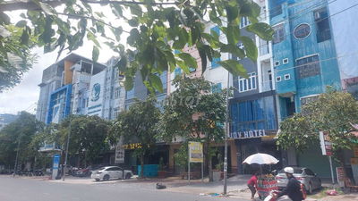 NHÀ MẶT TIỀN VÕ NGUYÊN GIÁP GẦN CỔNG CHỢ 586 TRỆT 3 LẦU 8 PN