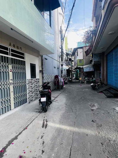 Nhỏ tiền hiếm có ,  nhà hẻm xe tải quận 11