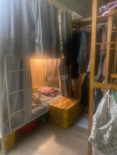 Share giường tầng trong phòng máy lạnh