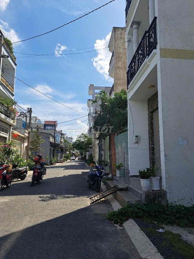 Nhà 4 lâu 5 phòng Ngủ đường 8 m để Nội Thất giá 11.5triệu hợp đồng lâu