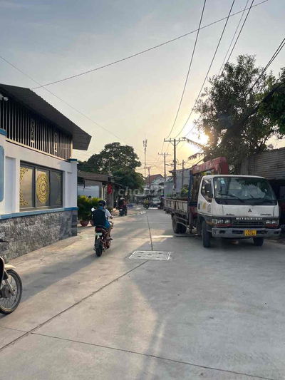 NHÀ XÂY RẤT KIÊN CỐ CHẮC CHẮN,ĐƯỜNG XE TẢI THÔNG,NGAY TRUNG TÂM THỚITỨ