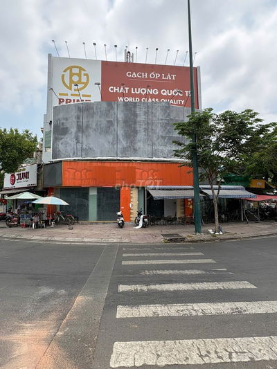 Căn góc 2 tầng ngay vòng xoay Phạm Văn Đồng, Ngang 13m