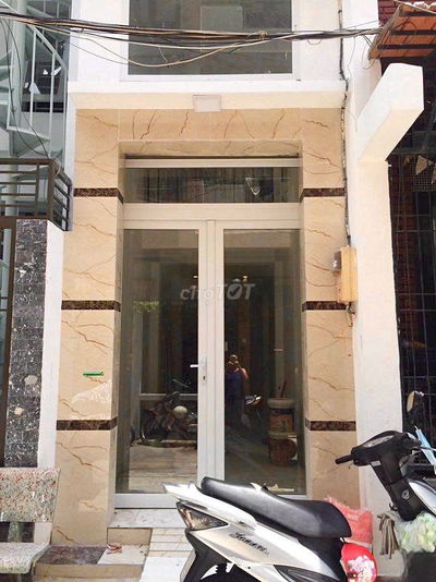 Cho thuê nhà giá rẻ đường Cách Mạng Tháng 8, Quận 3 (4,5 trầng)