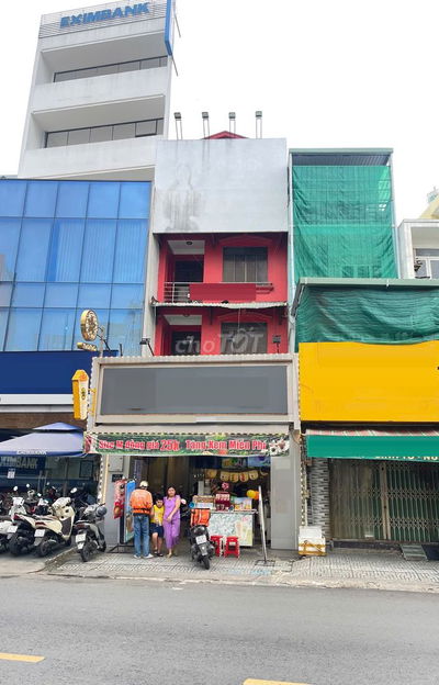 Mặt Tiền Đường Lạc Long Quân Ngay Ngã Tư Lạc Long Quân Và Âu Cơ.