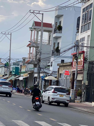 Cho thuê nguyên căn 13 triệu 5 pn mặt tiền QL13 củ