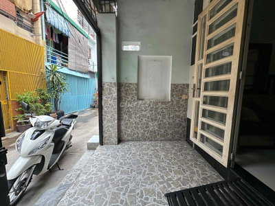 NNC ở ngay chợ Bà Chiểu 2pn 2wc có sẵn 2 máy lạnh đang sơn mới