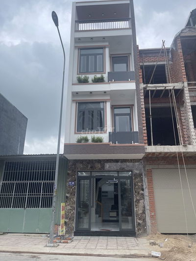 Nhà cách ngả tư Miếu Ông Cù 100m