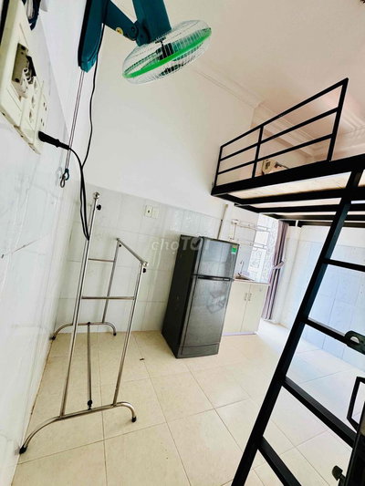 Phòng trọ ban công,có gác lầu 1, dt 18m2 ngã 3 Phạm Văn Hai bờ kè CMT8