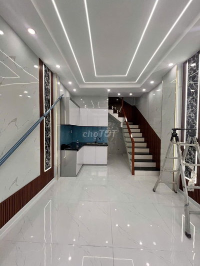 Nhà mới, ô tô đậu cửa, đối diện VinFast Bình Long.