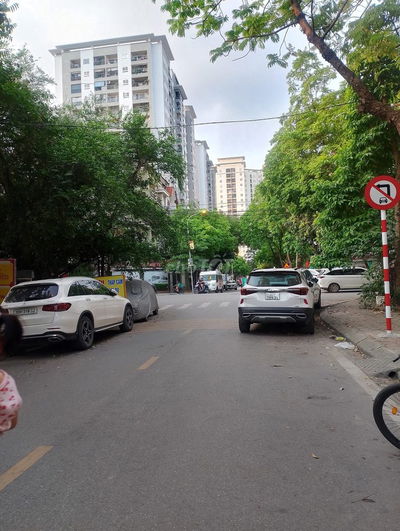 Phân lô, ô tô tránh vỉa hè kinh doanh tại Trung Văn- Từ Liêm