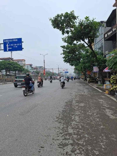 BÁN ĐẤT NGỌC HỒI SẴN NHÀ CẤP 4 CÓ GÁC XÉP, NGAY SÁT ĐƯỜNG
