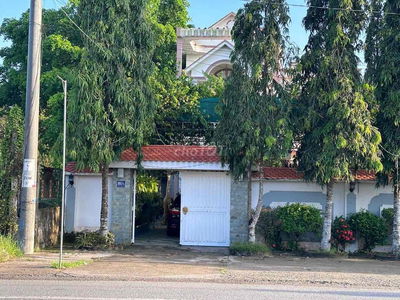 đi xuất cảnh cần bán gấp nhà biệt thự mặt tiền QL 80