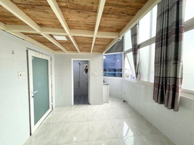 Phòng view cửa sổ bao chill, gác cao thoáng mát sau lưng Vincom TĐ