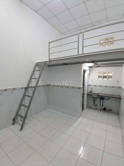 Phòng có gác cao không đụng đầu, gần sát ĐH Tôn Đức Thắng, RMIT 5 phút