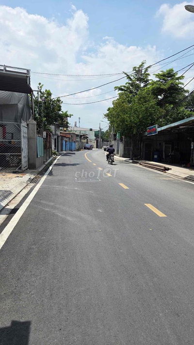nhà  shr 1 lầu 3pn - DT 120m2 đất mặt đường nhựa Lê Thị lơ