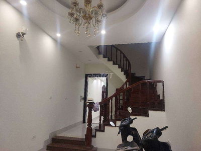Nhà phân lô, phố hoàng cầu, 2 mặt thoáng , ngõ thông rộng