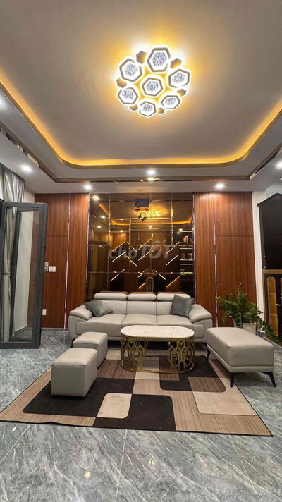 Nhà mặt tiền đường nhựa