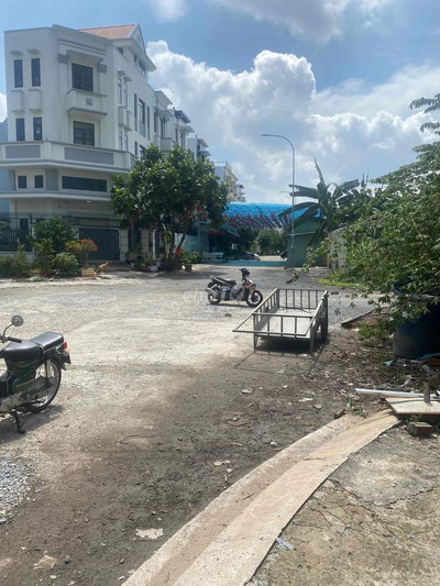 cần bán đất nền nhà nguyên căn chợ đầu mối bình điền