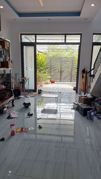 Cho thuê nhà 5x12 , có sân đậu xe hơi 7 chỗ.