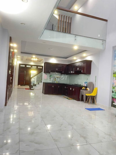 Nhà đẹp mặt tiền đường 2 làn xe hơi ngay Ngã Tư Thủ Đức