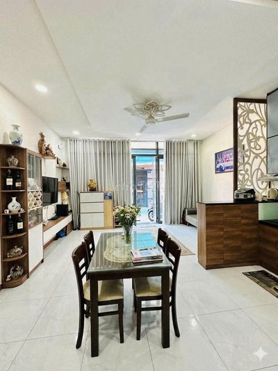 Nhà rộng 2 tầng ô tô đỗ cửa, đối diện chung cư Celadon.