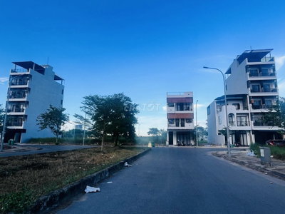 Cần tiền xử lý công việc nên chuyển nhượng đất tại khu đô thị FPT