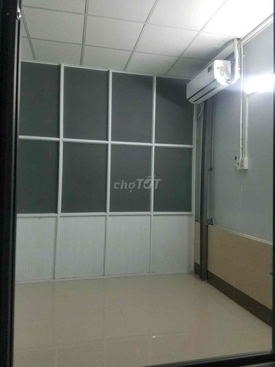 Phòng máy lạnh cửa sổ sát quận 10
