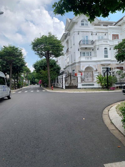 Cho thuê biệt thự 2 mặt tiền Cityland Emart P5 Gò Vấp. DT 9x20 có hầm.