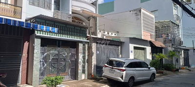 Nhà xe hơi đậu cửa, Đối diện chung cư Sơn Kỳ.