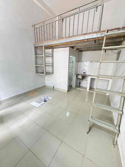 phòng dưới trệt có gác xe vào tận phòng ngay him lam Q7