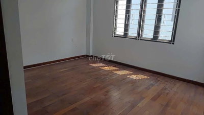 cho thuê phòng có 2 cửa kính to thoáng mát