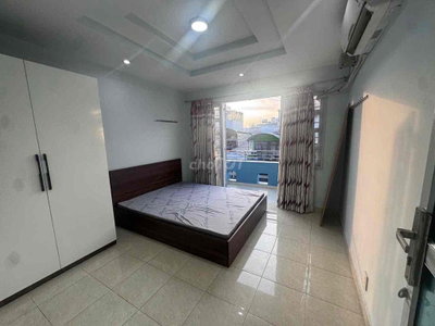 chính chủ cho thuê 3 phòng trống có ban công ngay cầu chữ Y sát quận 1
